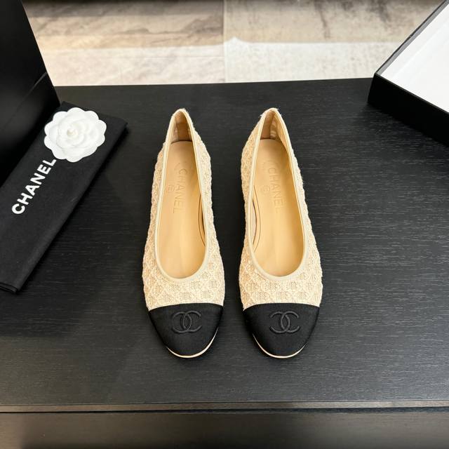 Chane*｜小香26C新品编织双C平底 芭蕾舞鞋 当高定针织工艺邂逅芭蕾鞋的经典廓形 这双芭蕾舞鞋 为法式优雅注入轻盈诗意。 精选细腻针织面料 以精密镂空纹理