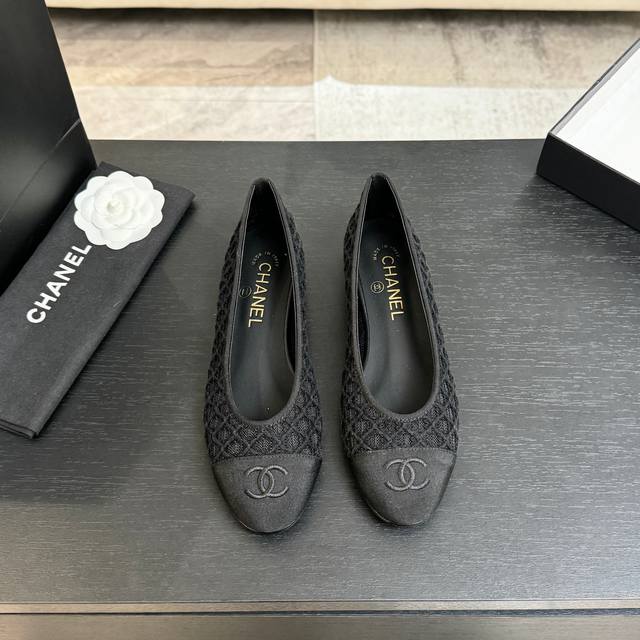 Chane*｜小香26C新品编织双C平底 芭蕾舞鞋 当高定针织工艺邂逅芭蕾鞋的经典廓形 这双芭蕾舞鞋 为法式优雅注入轻盈诗意。 精选细腻针织面料 以精密镂空纹理