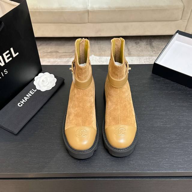 Chane*｜小香经典拼色厚底短靴 当粗粝复古感碰撞高级质感 这双短靴便成了跨越时空的时尚注解。 皮带式缠绕鞋身 缀以经典书包扣饰 金属光泽点亮造型 搭配低调双