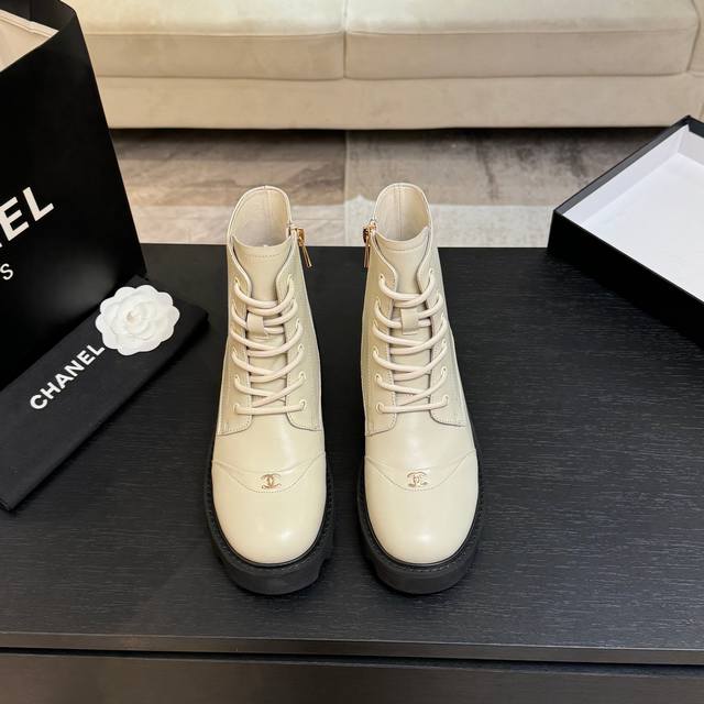 Chane*｜小香经双C典拼色厚底 马丁靴短靴 当粗粝复古感碰撞高级质感 这双短靴便成了跨越时空的时尚注解。 鞋头处侧暗藏的双C金属标识 让品牌辨识度在细节中自