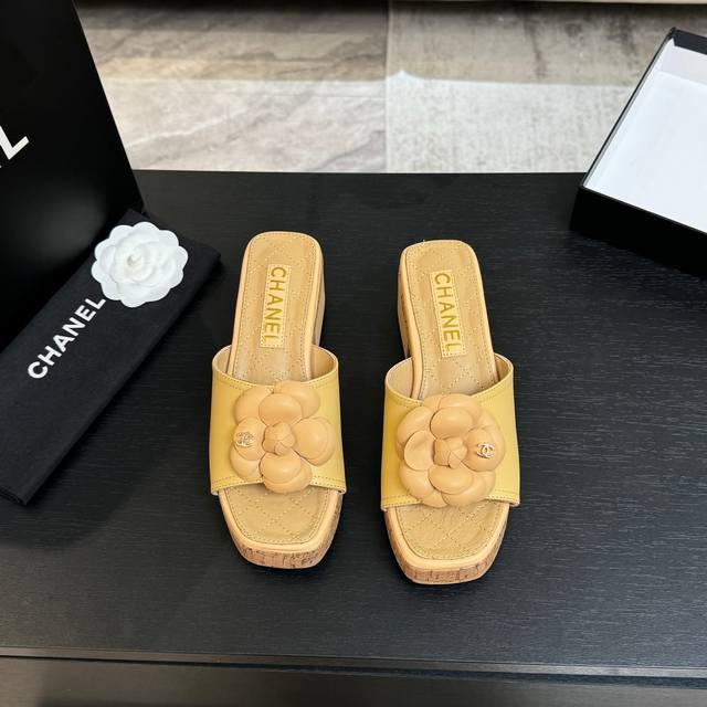 Chane*｜小香26C山茶花木纹防水台 厚底粗跟拖鞋 这款拖鞋以标志性山茶花为引 将复古木纹肌理与实用设计相融 每一处细节都镌刻着品牌的匠心与浪漫 让步履间尽