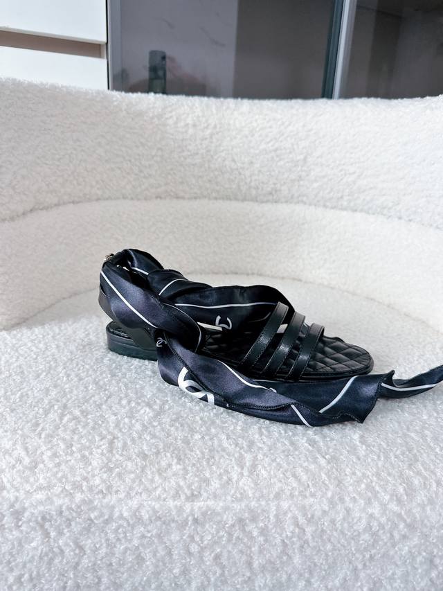 飞机盒+10 香奈儿26 A｜官网同步丝带凉鞋 新季丝巾蝴蝶结平底凉鞋温柔上线 优雅缠绕 不掉脚设计太贴心啦 经典菱格刺绣鞋垫 高级感细节满分 全鞋甄选进口小羊