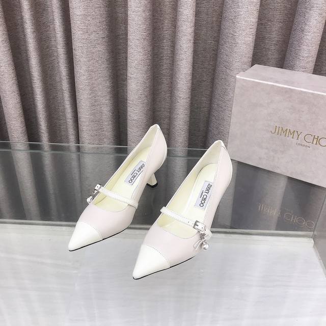Jimmy Choo 2025早秋Aren pum 高跟鞋，进口柔软小羊皮拼抛光牛皮，质感柔软细腻又不失高级感。尖头6.5厘米小锥跟，优雅稳固，全天上脚不累。日