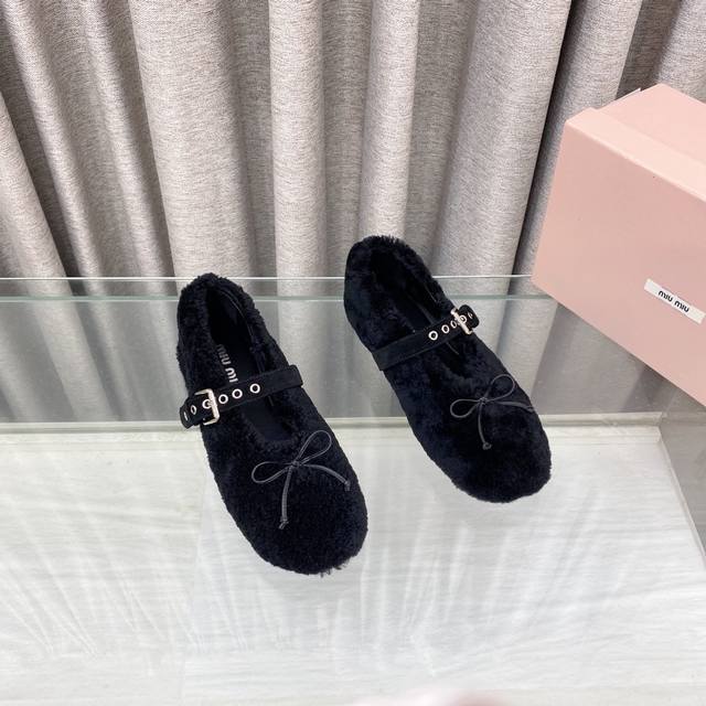 Miumiu缪缪跳舞鞋2025秋冬新款 毛毛单鞋来自Miu Miu系列的细节特写 新季的潮流要素 与此刻挚爱的概念，多撞，传达现代风格~ 怎么穿都好看今夏时髦精
