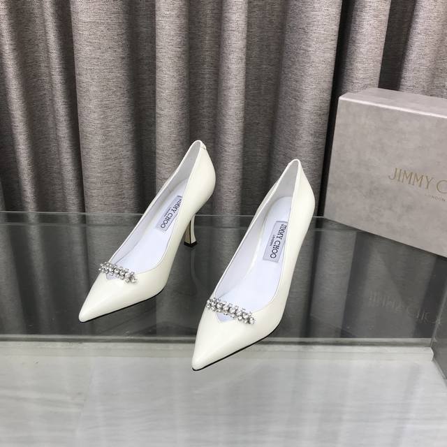 Jimmychoo 周仰杰这一季的新款很美哟[萌萌哒R][萌萌哒R] 可以小小期待一下啦～ 新款Belinda搭配了8.5厘米可爱的小方跟，Bling Blin