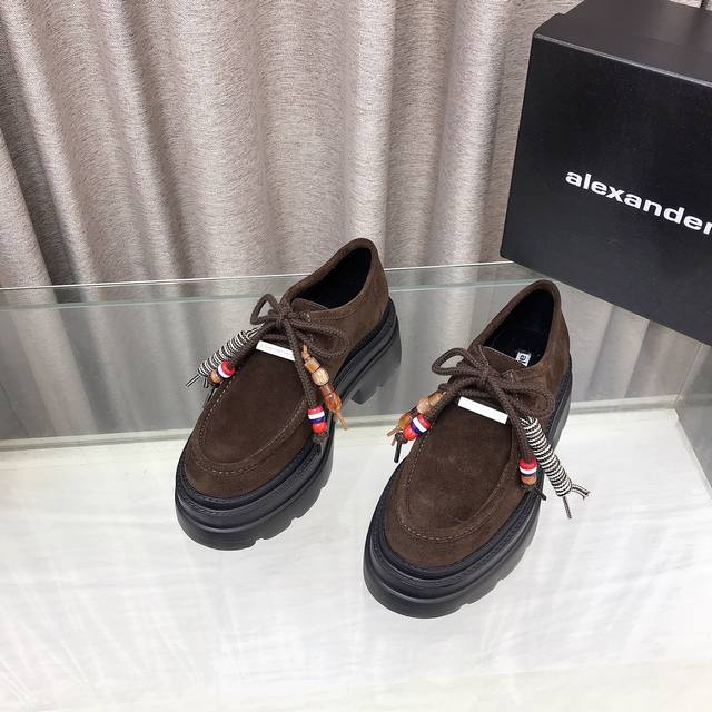 大王 新款！高品质Alexande* Wang原版1:1的材料，亚历山大王防水台松糕厚底鞋这款经典乐福鞋以 Carter ，由黑色闪亮小牛皮制成制成，采用粗中跟