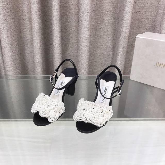 Jimmychoo 周仰杰缎面珍珠粗跟凉鞋，优雅贵气珍珠编织配缎面，尽显温润优雅。 手工串珠编织不磨脚，通勤逛街走一天不累。鞋面方头珍珠编织不顶脚，黑白两色百搭