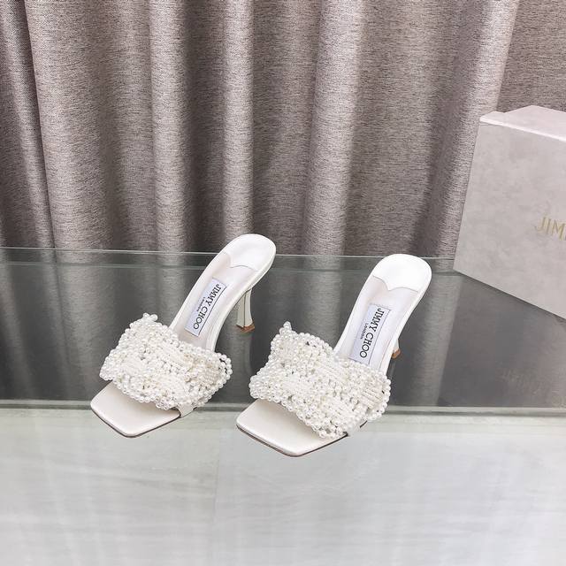 Jimmychoo 周仰杰缎面珍珠穆勒拖，优雅贵气珍珠编织配缎面，尽显温润优雅。 手工串珠编织不磨脚，通勤逛街走一天不累。鞋面方头珍珠编织不顶脚，黑白两色百搭实