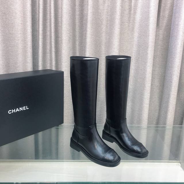 Chanel 小香25Ss秋冬新款长靴 采用进口牛皮面料，羊皮内里，意大利进口真皮大底！跟高3Cm，上脚巨显腿直，简直就是一款神仙靴子，真的帅爆了 码数：35～