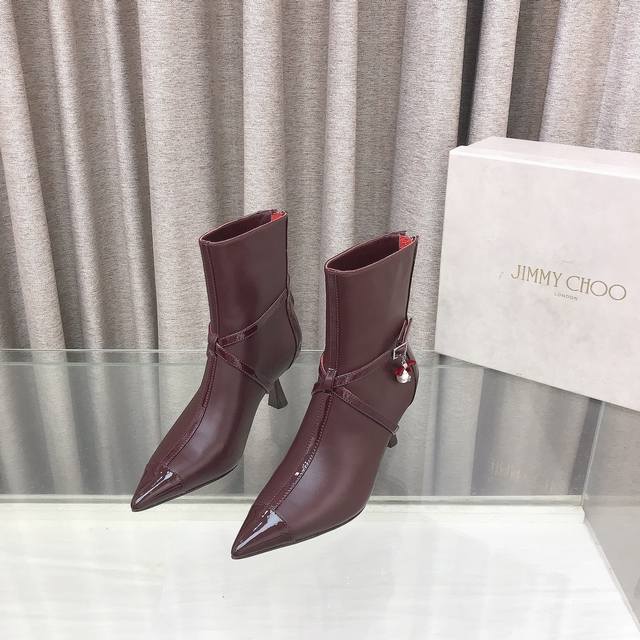 520 Jimmy Choo 2025早秋Aren pum 高跟鞋，进口柔软小羊皮拼抛光牛皮，质感柔软细腻又不失高级感。尖头6.5厘米小锥跟，优雅稳固，全天上脚