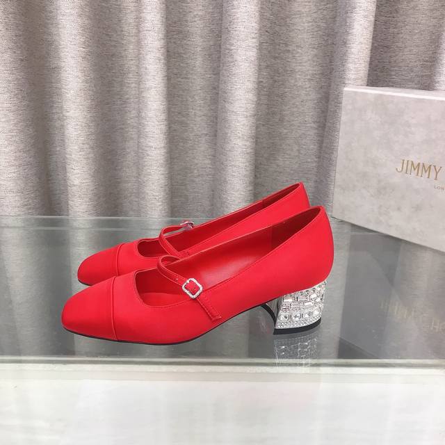 Jimmychoo 2026这款玛丽珍单鞋鞋采用方头设计，搭配金属水钻粗跟，复古又时髦。鞋面是缎面 漆皮，饱和度高，超吸睛！扭结式搭扣细节满满，穿着舒适还能修饰