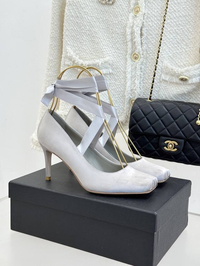 厂价 Chane*｜小香中古猪鼻子绑带 芭蕾舞高跟鞋 藏着跨越时代的时髦密码。 标志性猪鼻扣勾勒利落轮廓 缠绕脚踝的绑带缀以低调质感 每一处针脚都复刻着巴黎工坊