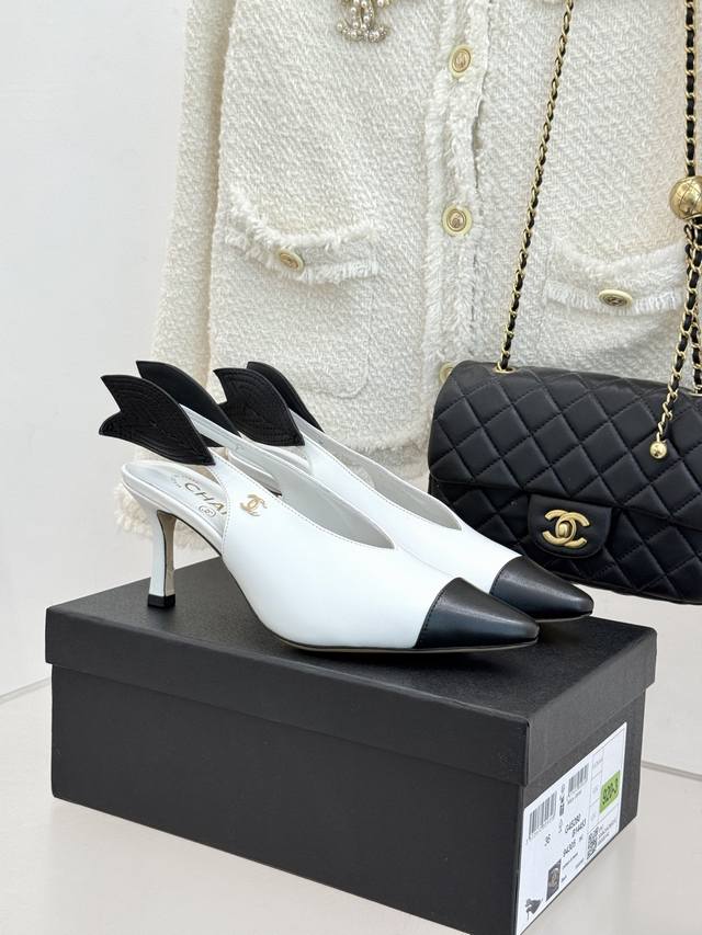 厂价 Chane*｜小香26C双C拼色高跟 后空凉鞋 当香奈儿双C标识的传奇基因 邂逅拼色美学与后空凉鞋的灵动 这双凉鞋便成了夏日优雅的终极注脚。 标志性双C金