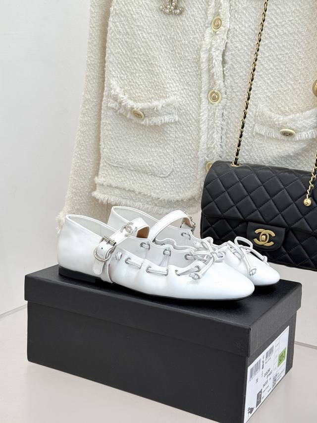 厂价 Chane*｜小香新品复古蝴蝶结玛 平底丽珍鞋 当小香高定基因邂逅玛丽珍经典鞋型 平底姿态藏着不费力的优雅 蝴蝶结饰则解锁法式浪漫密码。 无论搭配针织裙的