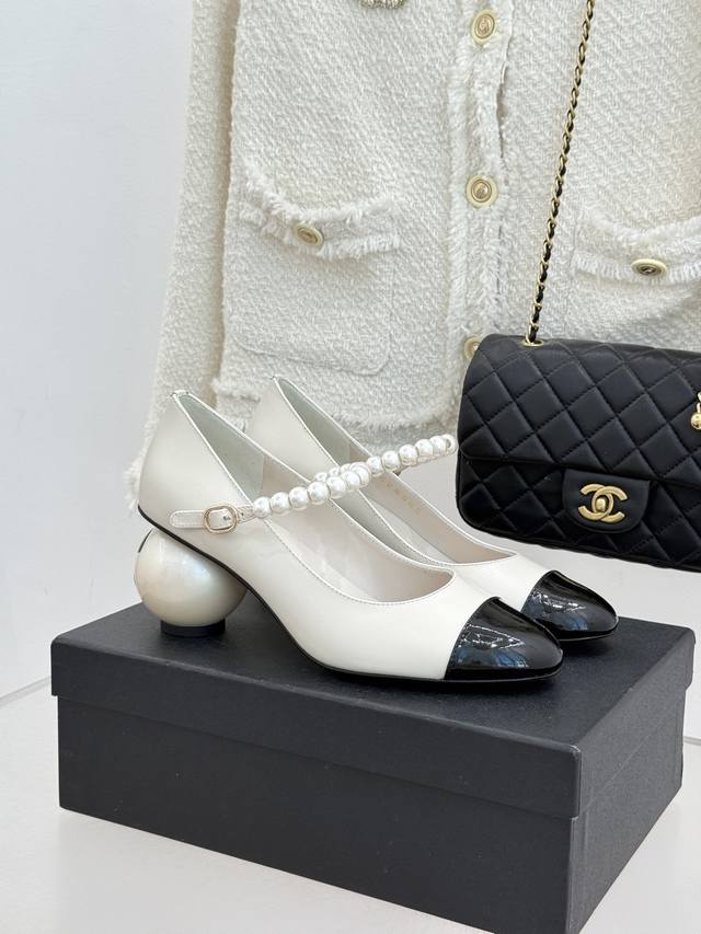 厂价 Chane*｜小香经典双C巨型珍珠跟 玛丽珍鞋 在米兰时尚的T台上 亮相便艳惊四座 成功晋升为潮流人士的梦中情鞋 经典的双C标志与巨型珍珠跟设计相结合 简