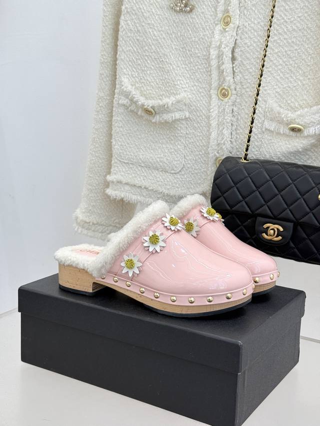 厂价 Chane*｜小香25K秋冬新品雏菊 木纹厚底包头半拖毛拖 当小香经典格调邂逅秋冬毛绒暖意 这双毛拖把精致与舒适焊在脚边。 天然木纹厚底暗藏心机增高 悄悄