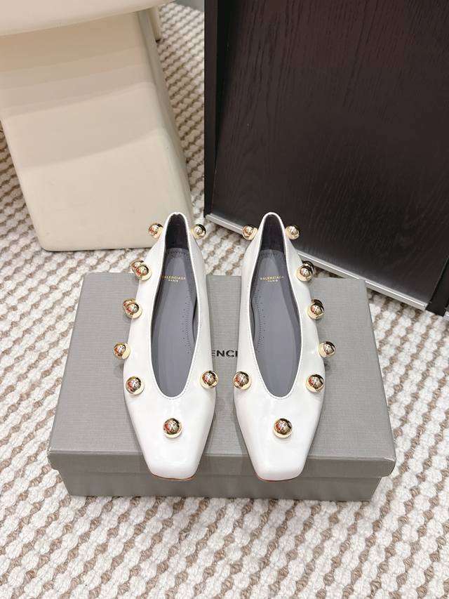 代购级 Balenciaga金属装饰 漆皮 平底鞋 单鞋 巴黎世家2026早春新款，方头设计+金属球装饰，时髦又有辨识度！漆皮材质光泽感满分，黑色、白色、裸色可