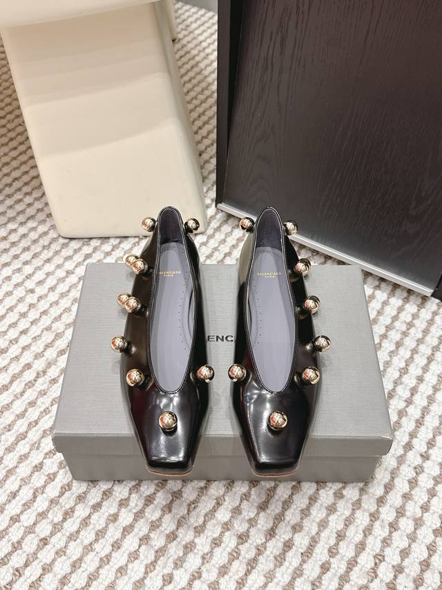 代购级 Balenciaga金属装饰 漆皮 平底鞋 单鞋 巴黎世家2026早春新款，方头设计+金属球装饰，时髦又有辨识度！漆皮材质光泽感满分，黑色、白色、裸色可