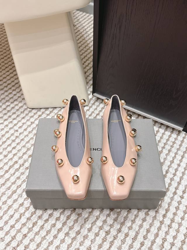 代购级 Balenciaga金属装饰 漆皮 平底鞋 单鞋 巴黎世家2026早春新款，方头设计+金属球装饰，时髦又有辨识度！漆皮材质光泽感满分，黑色、白色、裸色可