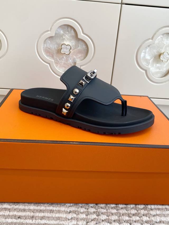 HermèS限定情侣款 奢享 二舅拖 传奇 经典重塑 细节征服时光｜市面普版皆成过往 HermèS帝国系列 Kelly扣铆钉凉拖 甄选小牛皮细腻包裹 全羊皮内衬