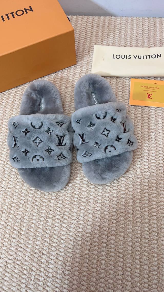 2026冬春奢感登场 全羊毛鞋面｜全羊毛水台 温润亲肤，每一步都踏进云端 经典Lv字母滴胶点缀 细节之处，皆是光芒 加厚橡胶防滑鞋底 步履稳健，亦柔亦飒 搭配原