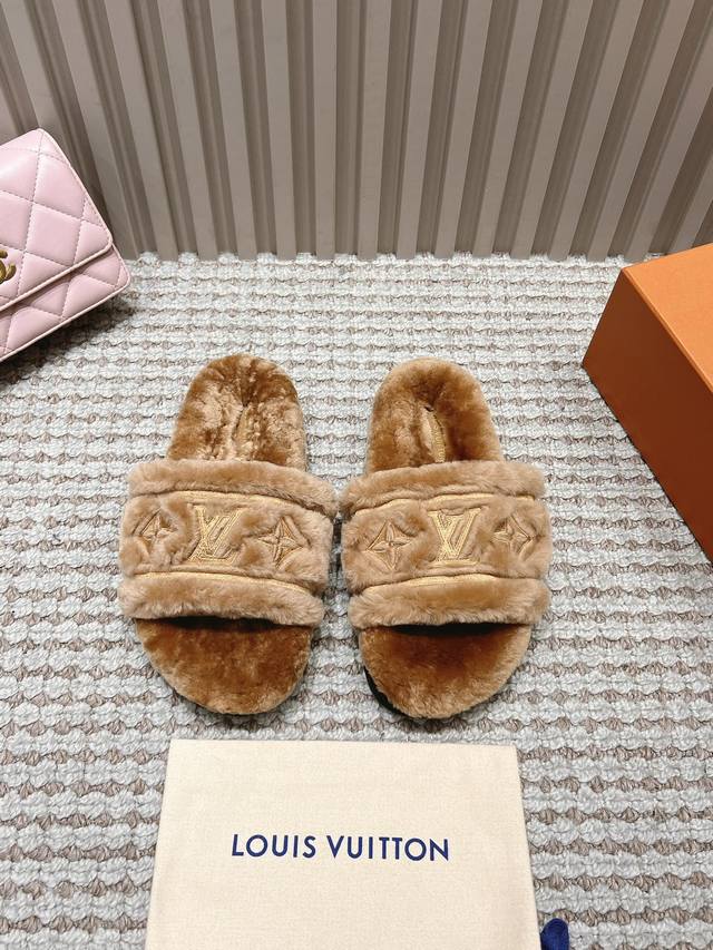 2026冬春新序 将慵懒穿成高级姿态 Lv字母刺绣于羊毛鞋面轻轻绽放 每一针都是奢华的注脚 柔软包裹双足，步履间皆是暖意 加厚橡胶底悄然托起舒适 防滑耐磨，行走