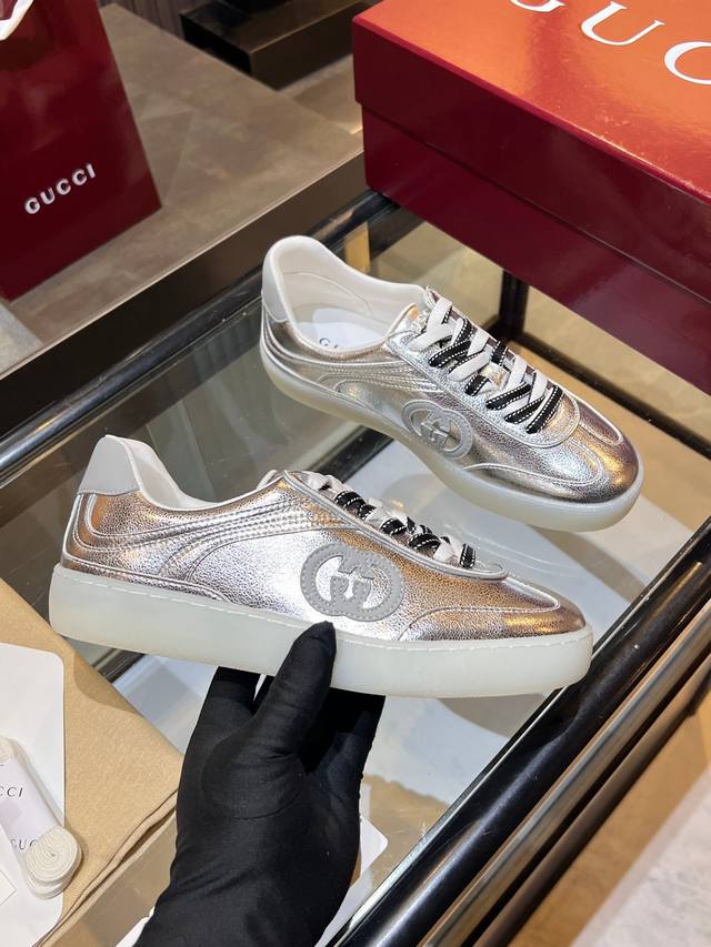 古驰早春走秀同款 薄底德训鞋 轻盈如踏云，步履生风 廓形利落，藏不住慵懒的精致 侧边双G流动线迹，宛如暗藏的诗意 金属牛皮和拼接绒面牛皮，质感高级无声 双色Tp