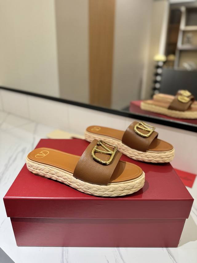 出厂价pp： 华伦天奴 春夏新款女士凉鞋独特的V字五金衬托出满满的高级感，新一季不负期待！值得入手。 ★进口小牛皮绝对的上档次色搭配任您选择不一样的完美风格 原