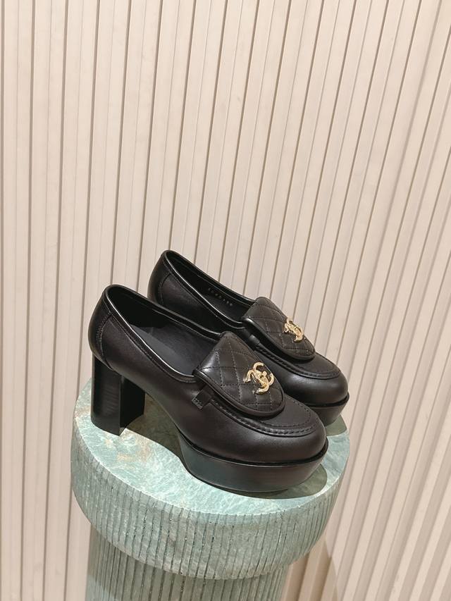 顶级版本： :Chane*26Ss 复古书包金扣乐福鞋 鞋面上有标志性的双C金属扣，这是香奈儿的经典标识，极具辨识度。采用优质皮革制作，表面有菱格纹绗缝工艺，这