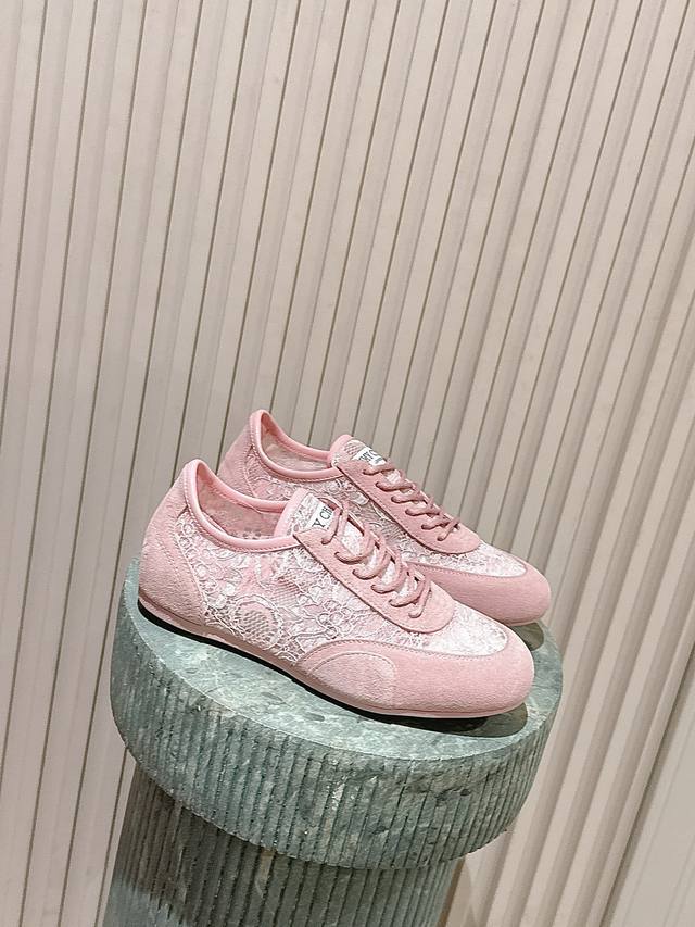 顶级版本: : 周仰杰新款休闲鞋，采用Diamond牛皮革材.雷丝材质质制作。鞋底采用品牌标志性Diamond仿钻石切割设计，未来风格设计，立体廓形比例夸张，营