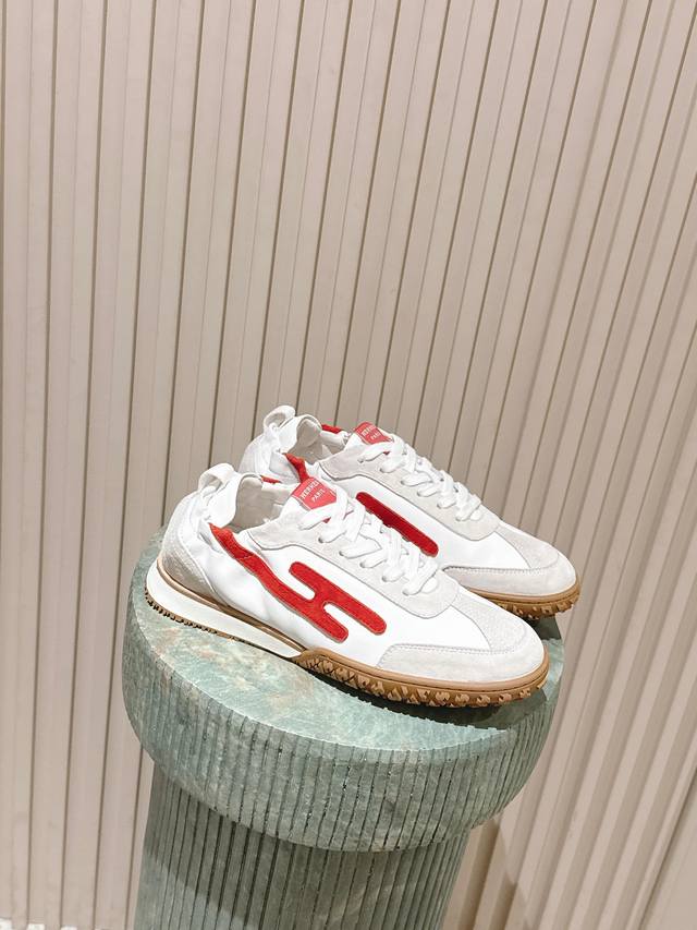 顶级版本：情侣款女款p :男款p Hermes 爱马仕新情侣款阿甘德训鞋 麂皮山羊皮运动鞋装饰撞色图案和标志性“H”细节面料：麂皮+牛皮内里：混种羊里 大底：原