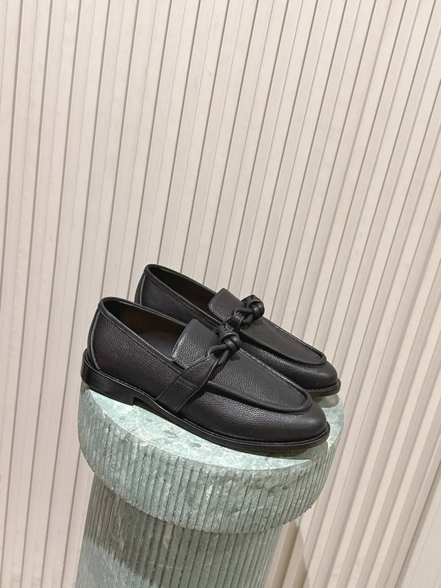 顶级版本： :Bottega Veneta Bv新款 老钱风乐福鞋 高级原版绒面打造，灵感来自复古，全新演绎经典，轻便、舒适、透气的四季必备单品 无论是搭配牛仔