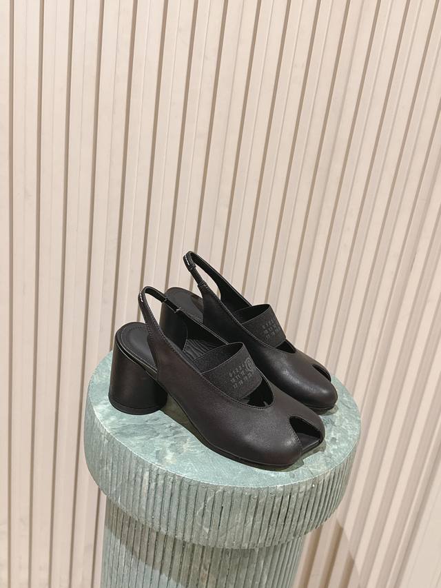 顶级版本： Maison Marginal Mm6马吉拉26春夏新品苹果头芭蕾舞凉鞋 马吉拉设计师太有才了 作为设计元素打造鞋品 单鞋干练精致 半拖搭配短裙 性