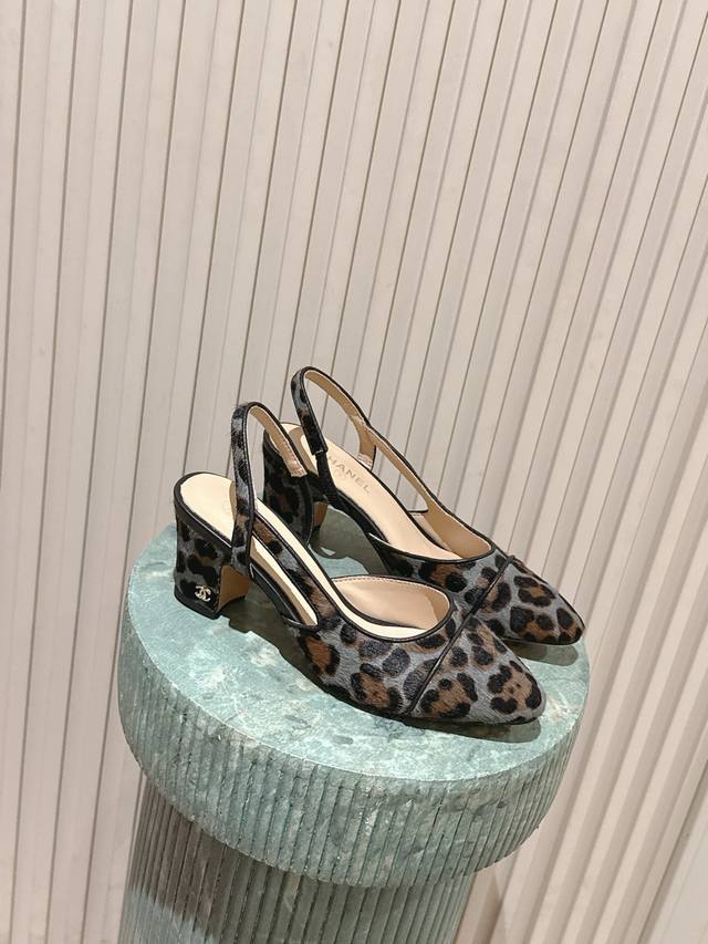 顶级版本： :Chanel设计自带高光马毛粗跟凉鞋，26春夏必备奢牌！小香风的精致感藏都藏不住～ 休闲不随意，精致不浮夸，日常通勤、周末约会都能穿，上脚轻盈无负