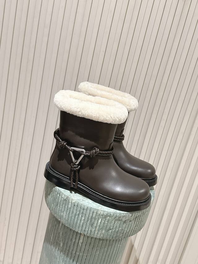 顶级版本：p羊毛款 Bottega Veneta｜Bv一脚蹬时尚短靴骑士靴 太帅了，一眼就爱上，这双绳结靴必须锁死 经典绳结编织缠绕靴身，搭配标志性三角金属扣，
