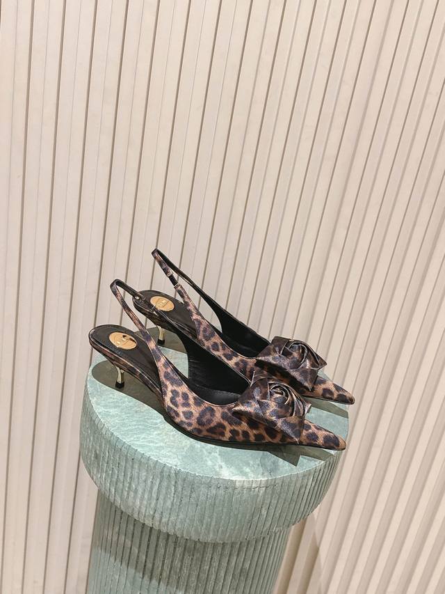 顶级版本： :Saint Lauren* Ysl26早春新品尖头蝴蝶花朵高跟凉鞋 Ysl走秀款高跟鞋 各种小裙子搭配起来 完全不挑脚型哦 通透的花朵在光线的照耀