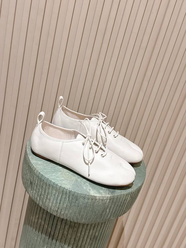 顶级版本： :Maison Margiela丨Mm6马吉拉25Ss新款分趾鞋 芭蕾舞鞋 原版开模双层真皮鞋底 原版套楦鞋型很大方 搭配各种风格都 轻松驾驭 小短