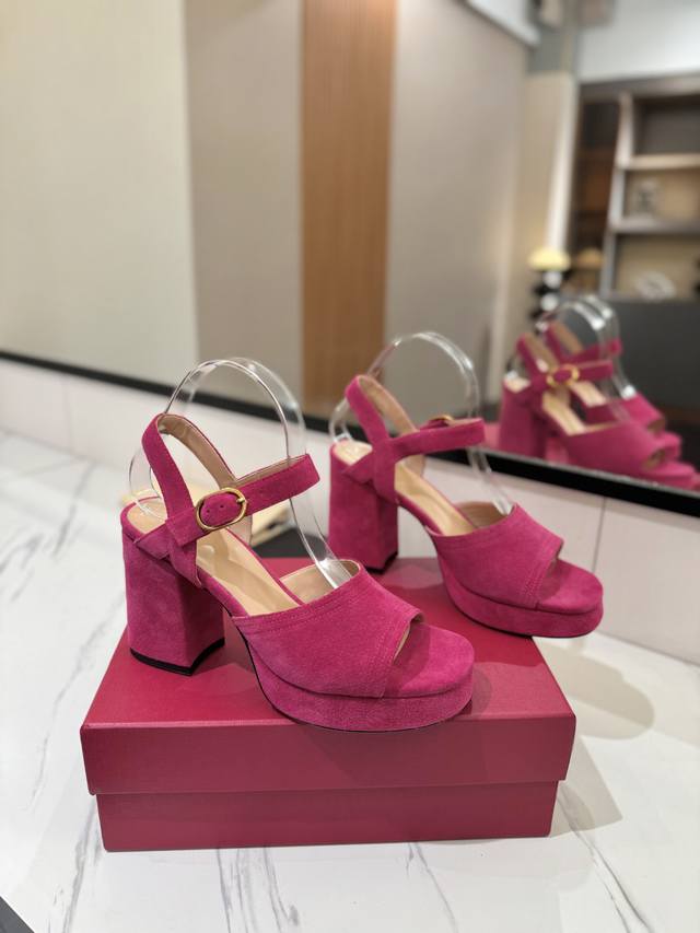 出厂价pp： 华伦Valentino最新款恨天高粗跟高跟凉鞋 明星同款 上脚秒变大长腿 鞋面：牛猄 内里及垫脚：混种羊皮 鞋底：意大利A级真皮大底 水台：2.5