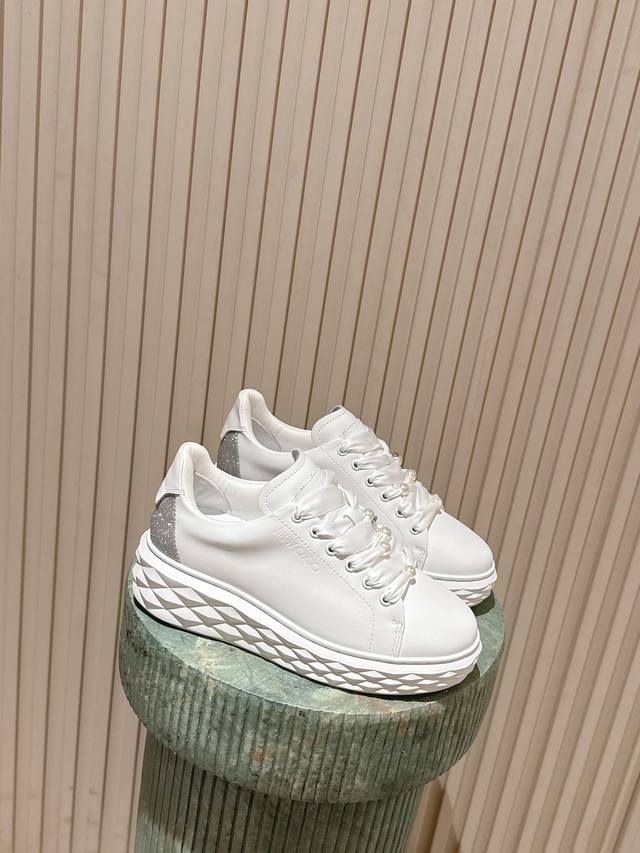 顶级版本： 新款吉米周 Jimmy Choo ，独家发售，原版大底休闲小白鞋，采用最新工艺设计，立体感强多种工艺融合一起，颠覆时尚，超级有型！搭配超美。原版一比