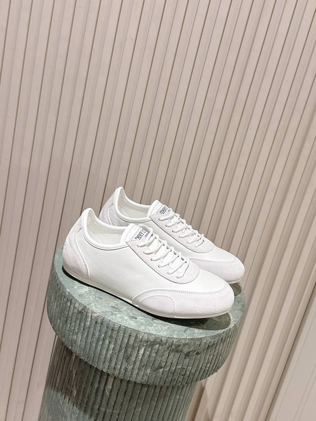 顶级版本: : 周仰杰新款休闲鞋，采用Diamond牛皮革材.雷丝材质质制作。鞋底采用品牌标志性Diamond仿钻石切割设计，未来风格设计，立体廓形比例夸张，营