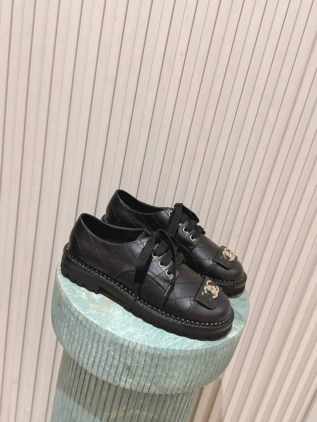 顶级版本： :*26 专柜 正品级 秋季新款小香风乐福鞋女厚底英伦风菱格系带百搭休闲小皮鞋 无论搭配裤装还是裙装都是完美 小圆头的设计很好的修饰脚型 小仙女们必