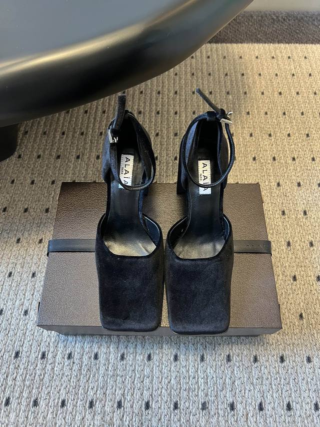 顶级版本： :Ala* 26Ss粗高跟方头细踝带高跟鞋 硬朗利落的方形鞋头设计，是当下极具辨识度的潮流元素，视觉上拉长脚型，兼具复古与现代感。鞋面以极简的露跟结