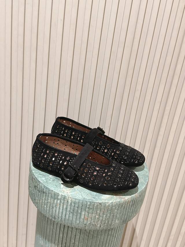 顶级版本： :Ala* 26Ss 平底圆形镂空玛丽珍鞋单鞋 鞋面采用镂空设计，形成密集的圆形孔洞纹理，兼具装饰性与透气性，是Alaa极具辨识度的设计元素。镂空孔