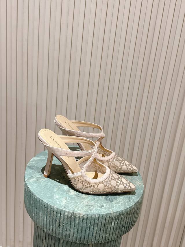 顶级版本： :Dio*25Ss 尖头交叉绑带高跟鞋凉鞋 均为尖头版型，搭配高跟设计，鞋身有交叉细绑带装饰，尖头线条拉长腿部比例，绑带设计增添精致感与贴合度，露后