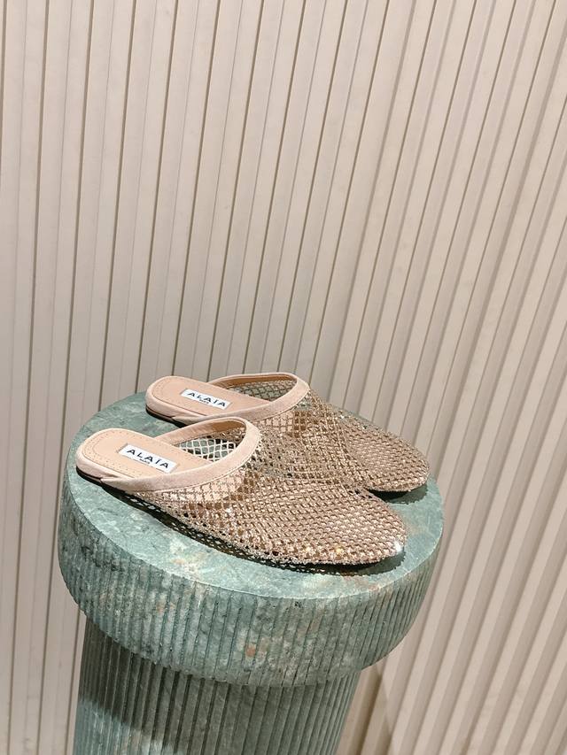 顶级版本： :Alaia 26C New Arrival～渔网钻拖鞋系列 爆单品，时下流行审美。不过应该就今年吧，这牌子过了今年应该没戏，所以趁着有热度，赶紧时