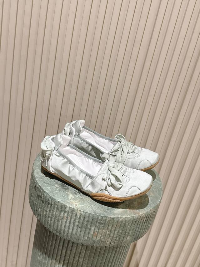 顶级版本：新播色真丝 :Acne Studio*26S 芭蕾风蝴蝶结绑带浅口单鞋 重塑经典芭蕾舞鞋轮廓，将芭蕾的浪漫优雅与街头休闲感结合，部分款式还融入复古做旧