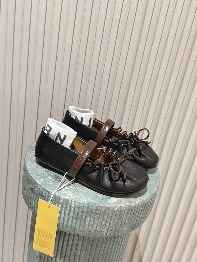 顶级版本： :Marn*褶皱荷叶边玛丽珍芭蕾鞋平底鞋 融合芭蕾平底鞋的柔软鞋型与玛丽珍鞋的细绑带，鞋口加入荷叶边褶皱装饰，鞋头搭配细带蝴蝶结，甜美元素中又因皮革
