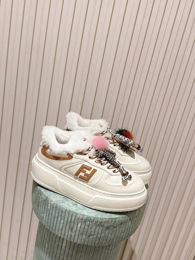 顶级版本：毛里 :芬迪 Fendi 最新款Match的不对称魔法厚底Charm Match系带运动鞋 皮面.牛仔面料效果印花绒面材质。右鞋上饰有带彩色和彩色貂毛