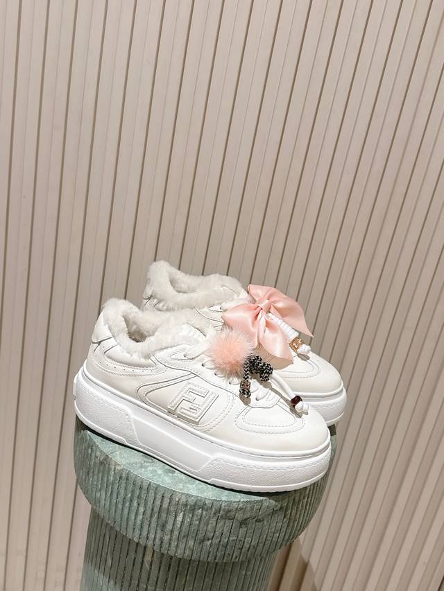 顶级版本： : 芬迪 Fendi 最新款Match的不对称魔法厚底Charm Match系带运动鞋 皮面.牛仔面料效果印花绒面材质。右鞋上饰有带彩色和彩色貂毛细
