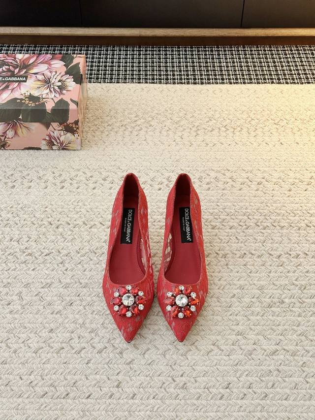 蕾丝钻饰高跟凉鞋“意式浪漫” 当蕾丝的温柔撞上钻饰的张扬，当尖头的利落邂逅后空的性感 这双&，把西西里的浪漫野心，藏进每一处设计细节里。 蕾丝 是诗意的注脚 细